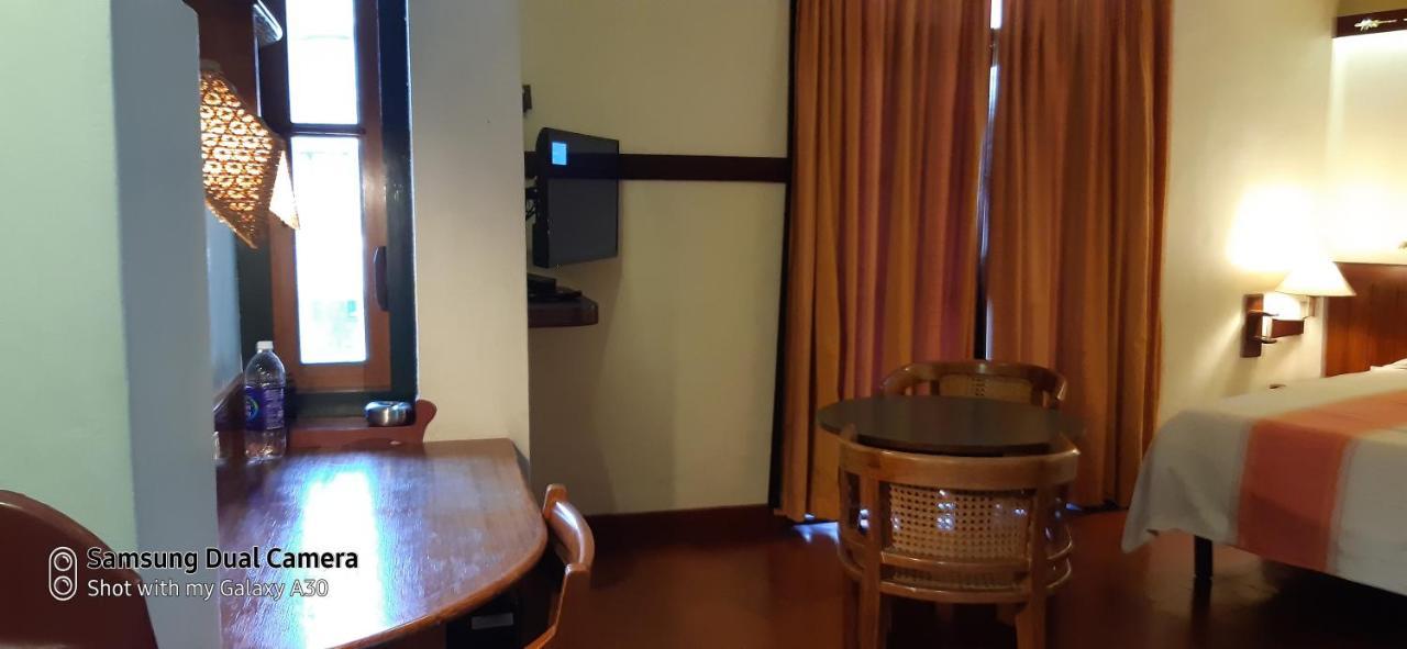 BTH Sarovaram Kochi Exteriör bild